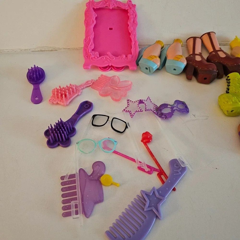Bratz‎ Doll Lot of 4 Pink Brown Hair with Extra Shoes and Accessories